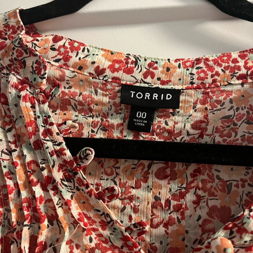 Torrid Red and Cream Floral Blouse NWOT never worn size 00 or M/L